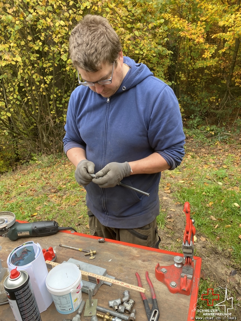 Tobias bei der Fertigstellung der Druckmessung im Mannschaftsraum